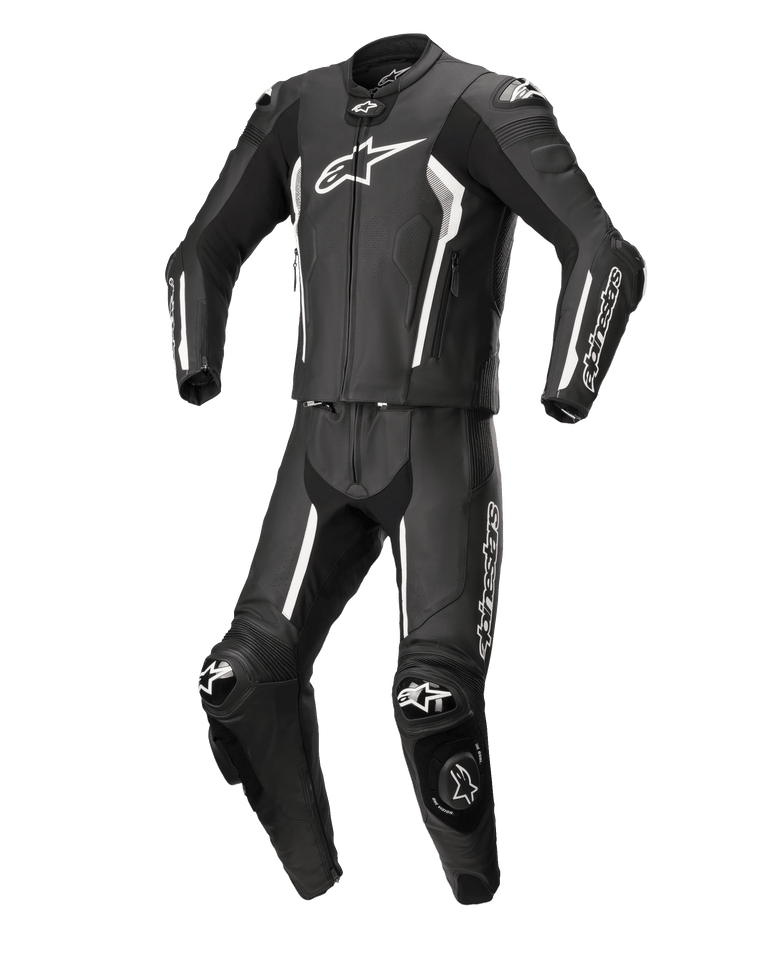 Alpinestars Missile V2 2-delat skinnställ, svart och vitt, professionellt skinnställ för motorcykelracing, premiumläderkonstruktion med vita detaljer och logotyper, utrustat med skyddande skydd och knäpuckar, strömlinjeformad aerodynamisk design