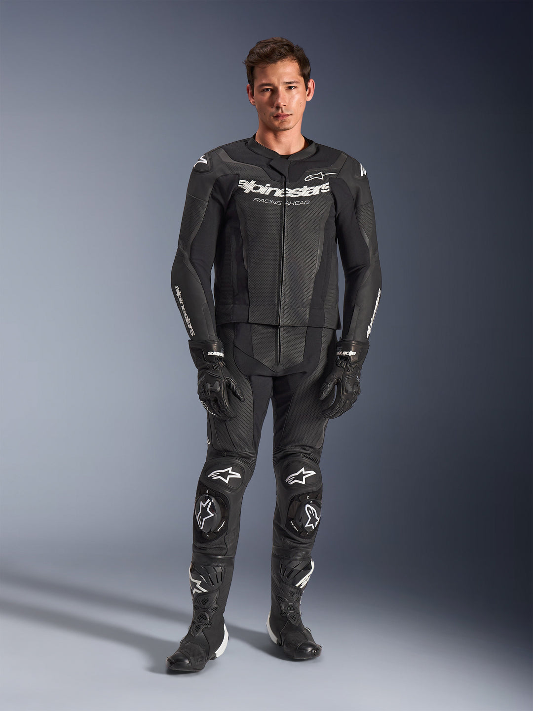 Alpinestars GP Force V2 Leather Suit 2-delade racingoverall, motorcykelracingdräkt, svart och vit, heltäckande skyddsutrustning med förstärkta knän, premium läderkonstruktion, professionell tävlingsdräkt