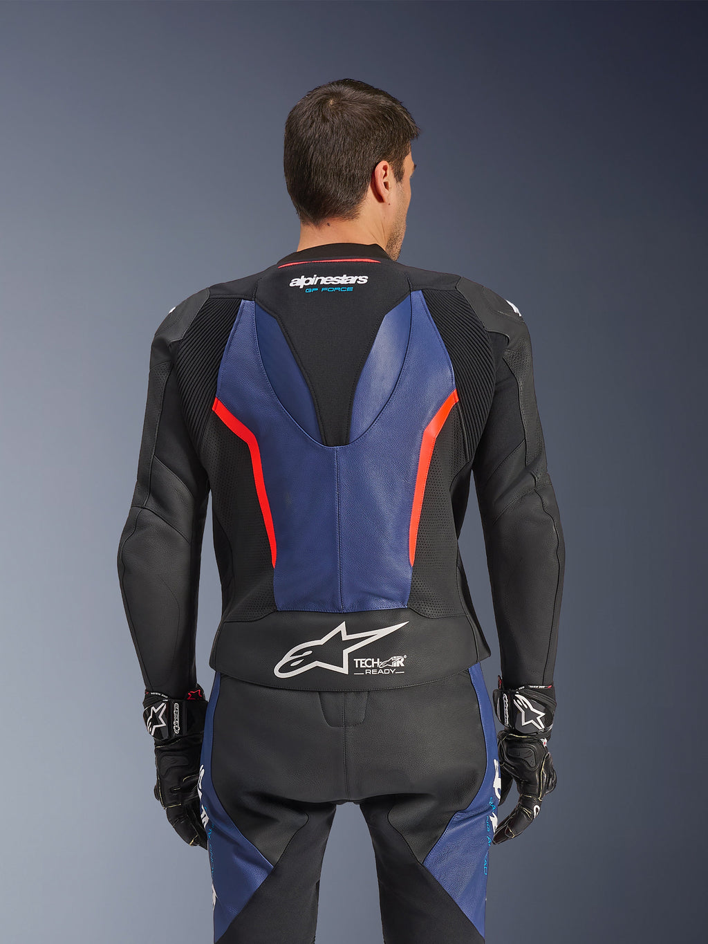 Alpinestars GP Force V2 läderställ, 2-delat, vy bakifrån, svart med blå och neonröda detaljer, perforerad läderkonstruktion, Tech-Air Ready-märkning i midjan och ergonomiska stretchpaneler för racingprestanda.