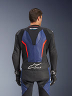 Alpinestars GP Force V2 läderställ, 2-delat, vy bakifrån, svart med blå och neonröda detaljer, perforerad läderkonstruktion, Tech-Air Ready-märkning i midjan och ergonomiska stretchpaneler för racingprestanda.