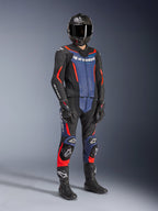 Alpinestars GP Force V2 läderställ, 2-delat i svart, blå och röd fluo, bärs med kolfiberhjälm, svarta racinghandskar och stövlar, perforerade läderpaneler och vit Alpinestars-logotyp, professionell sportkörningsutrustning