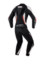 Alpinestars Stella GP-R7 2-delat läderställ för damer, vy bakifrån, svart, vit och fluorescerande röd, med en aerodynamisk puckel, dragspelspaneler och perforerat läder för professionell racingprestanda.