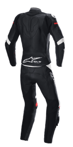 Alpinestars Stella GP Plus 2-delat skinnställ, svart, vit och klarröd, vy bakifrån, med Tech-Air Ready-märkning och Alpinestars-logotyp på nedre ryggen, ergonomiskt skyddsställ med stretchpaneler för motorcykelracing.
