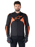 Alpinestars T-Jaws V4 Waterproof Jacket, sportig motorcykeljacka, svart och röd fluo, med neonfärgade detaljer och en framträdande stjärnlogotyp på bröstet, bärs av en manlig modell med svarta mc-handskar, stilren racinginspirerad textildesign