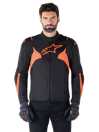 Alpinestars T-Jaws V4 Waterproof Jacket, sportig motorcykeljacka, svart och röd fluo, med neonfärgade detaljer och en framträdande stjärnlogotyp på bröstet, bärs av en manlig modell med svarta mc-handskar, stilren racinginspirerad textildesign