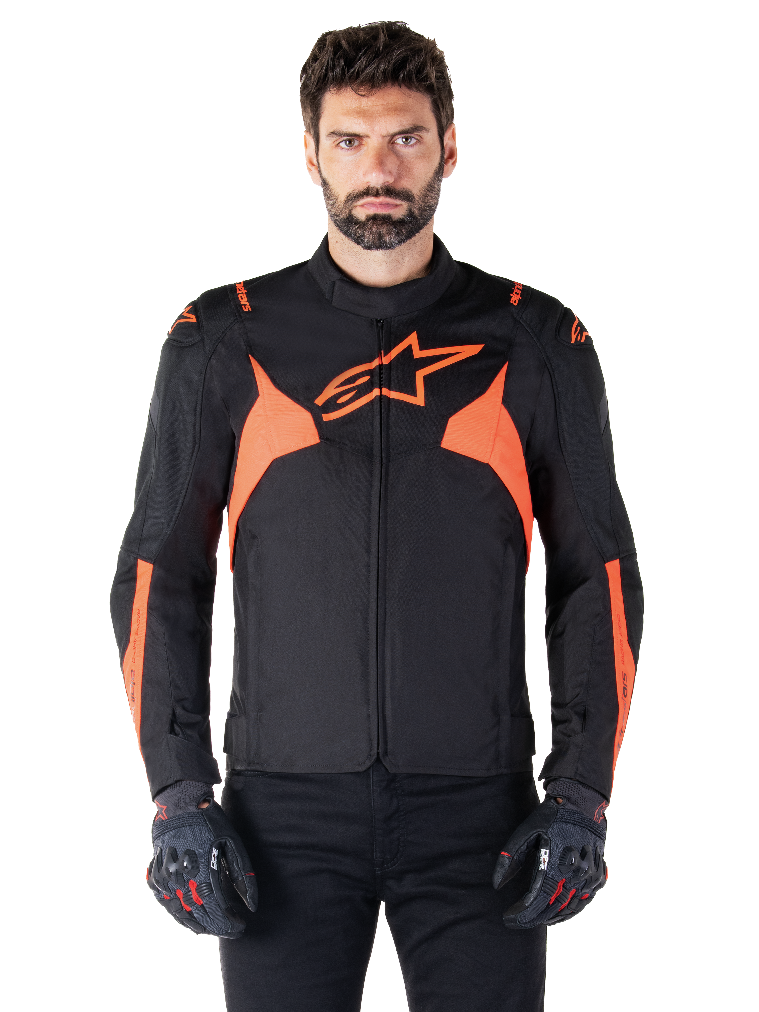 Alpinestars T-Jaws V4 Waterproof Jacket, sportig motorcykeljacka, svart och röd fluo, med neonfärgade detaljer och en framträdande stjärnlogotyp på bröstet, bärs av en manlig modell med svarta mc-handskar, stilren racinginspirerad textildesign