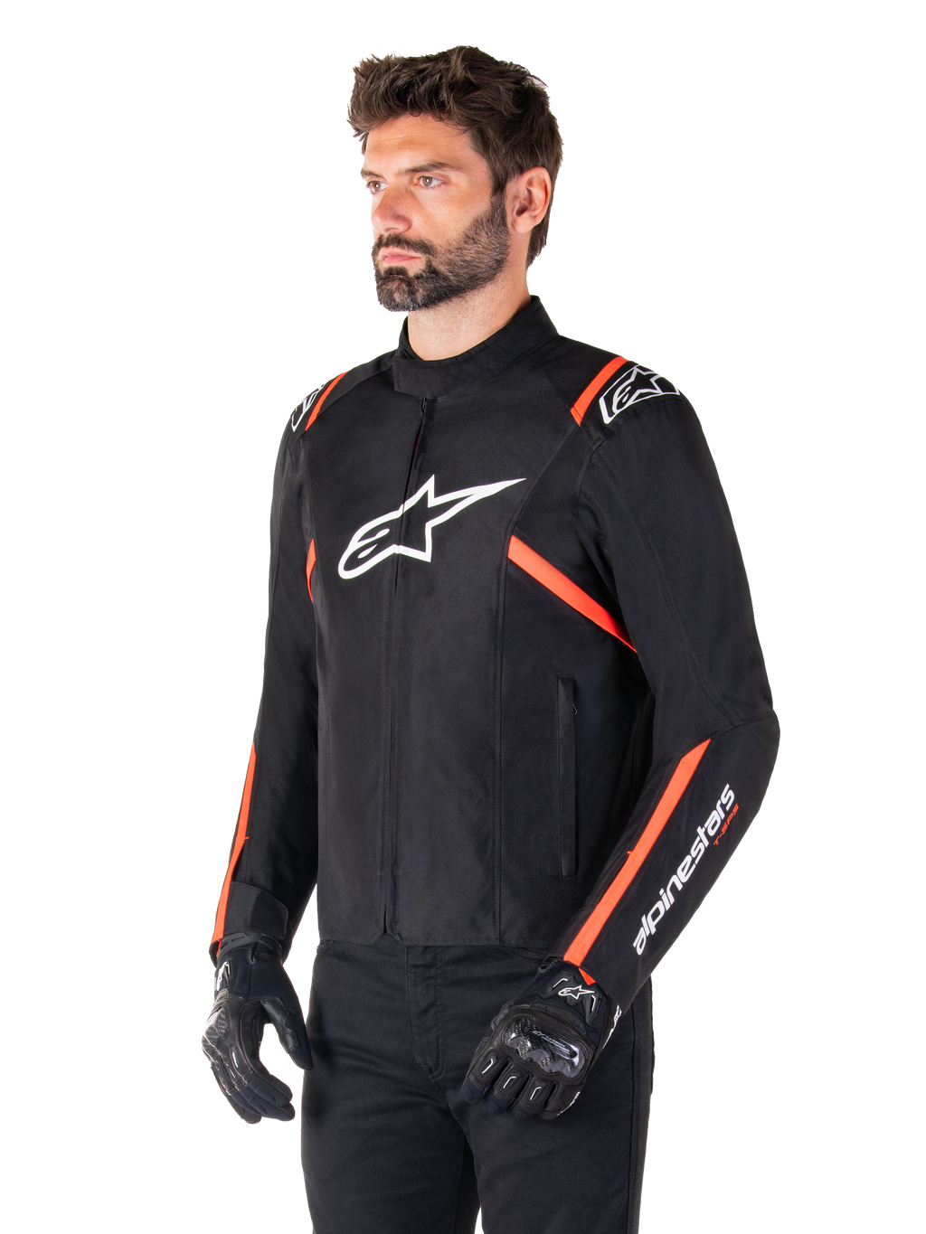 Alpinestars T-SPS V2 vattentät jacka, svart, vit och fluorescerande röd, bärs av en manlig modell med svarta handskar och byxor, med en vit Alpinestars-logotyp på bröstet och fluorescerande röda detaljer på axlar och ärmar, sportig textildesign