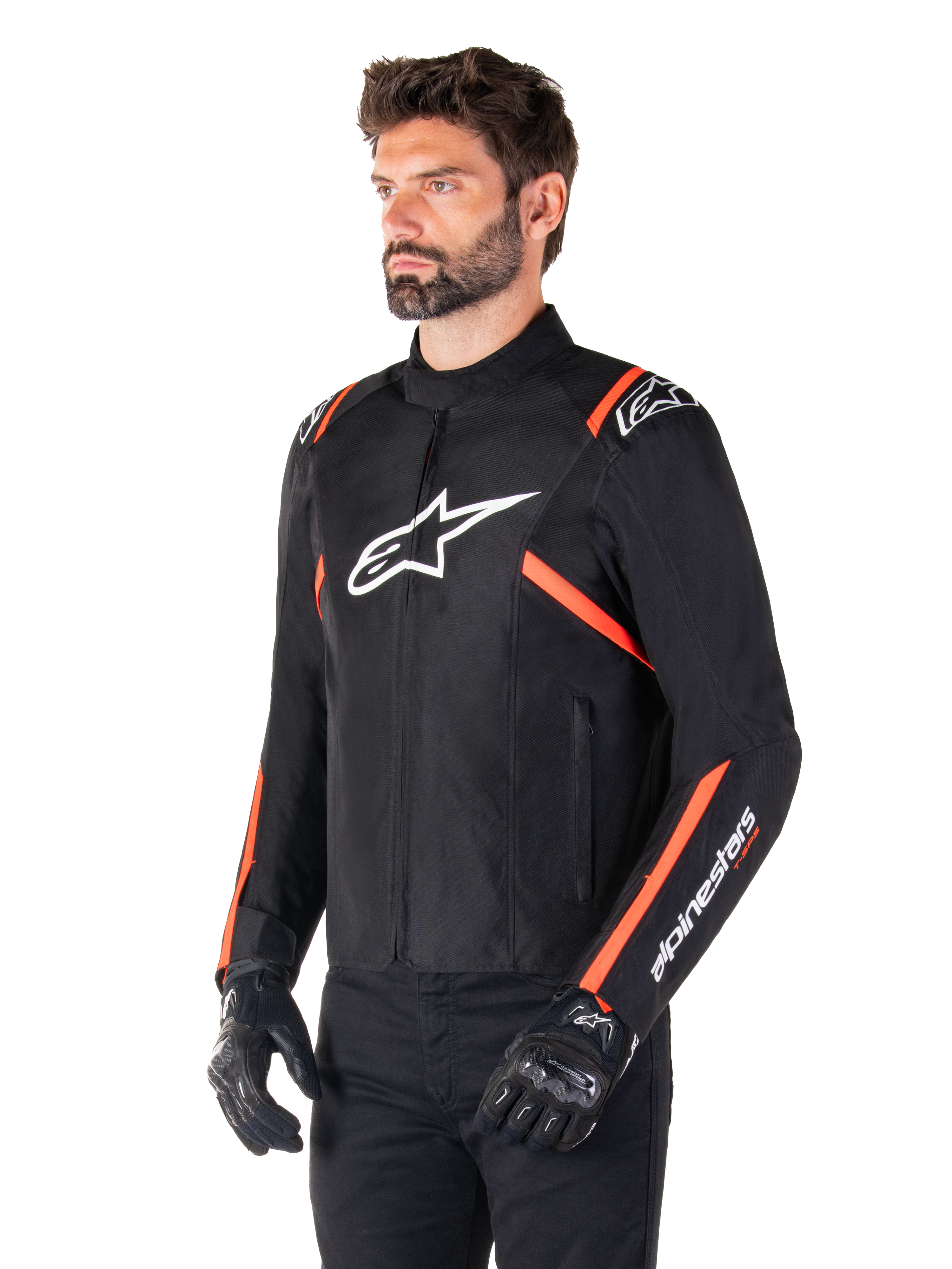 Alpinestars T-SPS V2 vattentät jacka, svart, vit och fluorescerande röd, bärs av en manlig modell med svarta handskar och byxor, med en vit Alpinestars-logotyp på bröstet och fluorescerande röda detaljer på axlar och ärmar, sportig textildesign
