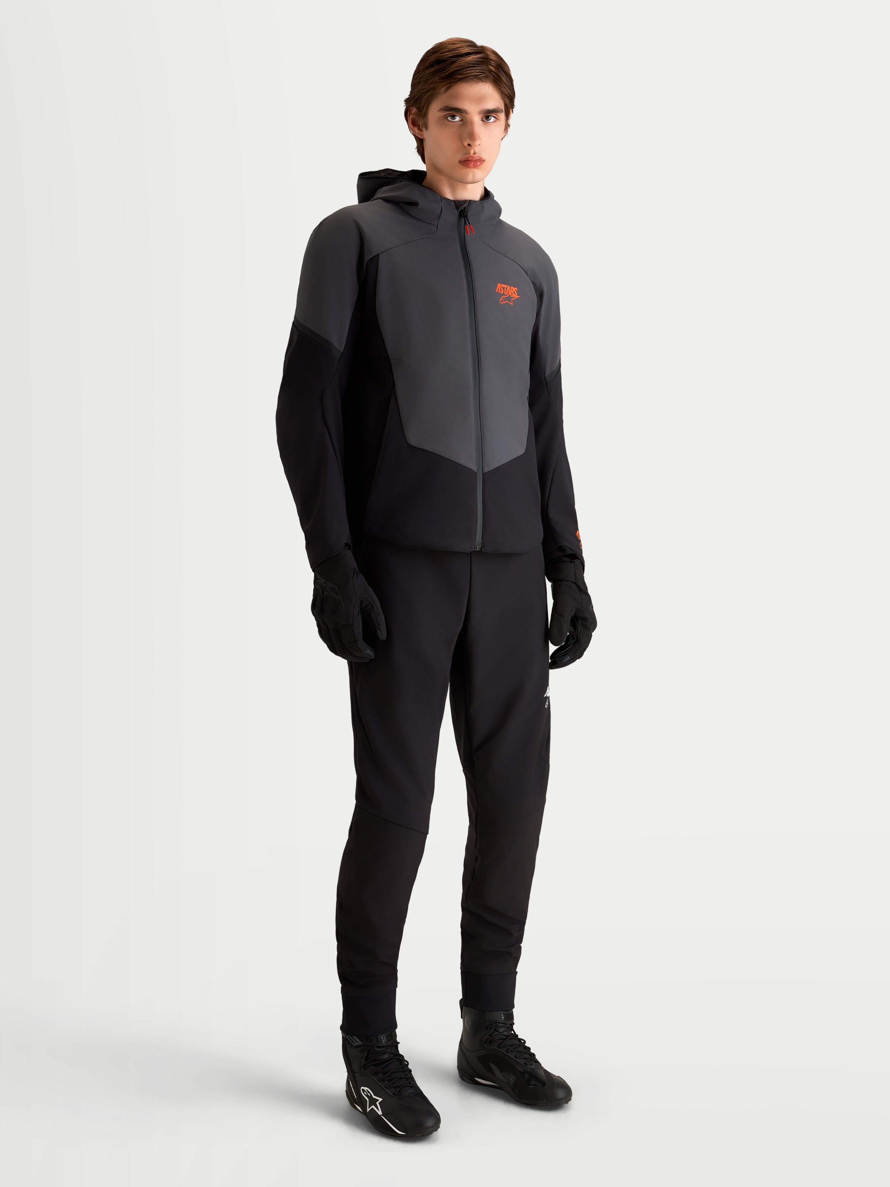 Alpinestars Aeroshell WP jacka, svart och mörkgrå vattentät motorcykeljacka i softshell med CE-certifierat skydd, på modell