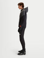Alpinestars Aeroshell WP jacka, vattentät motorcykeljacka i softshell, svart och mörkgrå, med huva, CE-certifierad, buren av en modell i profil
