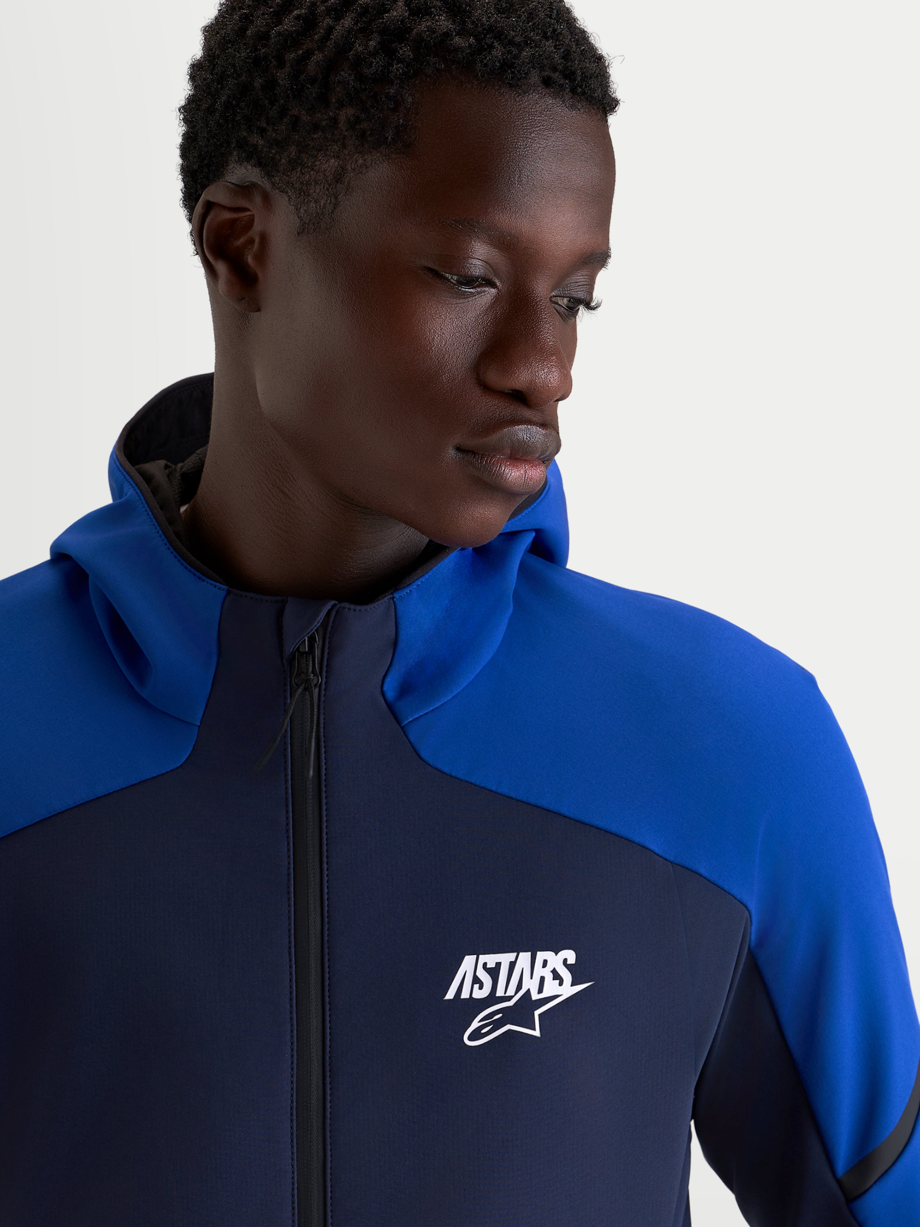 Alpinestars Aeroshell Wp jacka, mörkblå och ljusblå motorcykeljacka med huva och vit ASTARS-logotyp för herr, närområdesporträtt