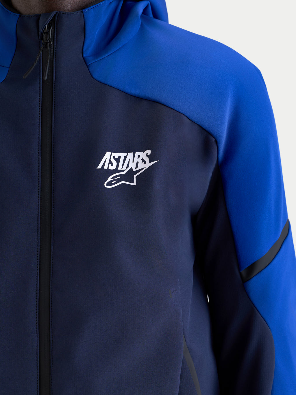 Alpinestars Aeroshell Wp jacka, mörkblå och klarröd motorcykeljacka i softshell för herr, närbild som visar vit Astars-logotyp på bröstet, vattentät dragkedja och huva