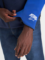 Alpinestars Aeroshell Wp jacka, närbild av ärmmuddens detalj med A-stars-logotyp, nattmarinblå och klarblå, vattentät MC-jacka för herr