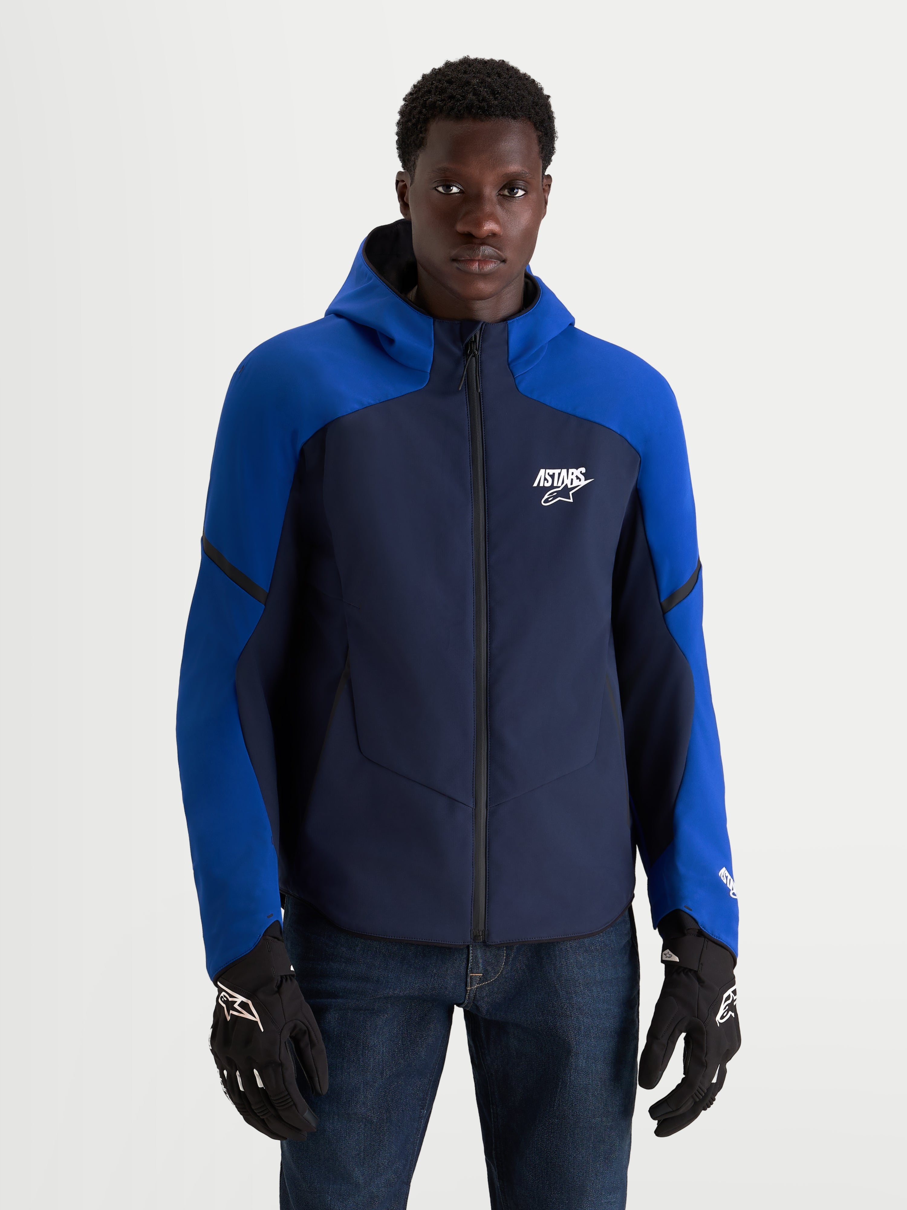 Alpinestars Aeroshell WP jacka, mörkblå och klargalad vattentät motorcykeljacka med huva för herr, bärs av en modell