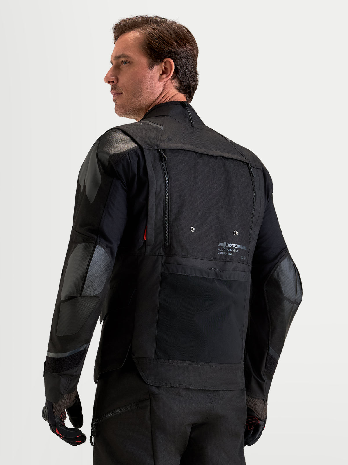 Alpinestars Harok V 2 Drystar Jacka, svart äventyrs-motorcykeljacka för herr, vy bakifrån som visar modulära ventilationspaneler och skyddskonstruktion