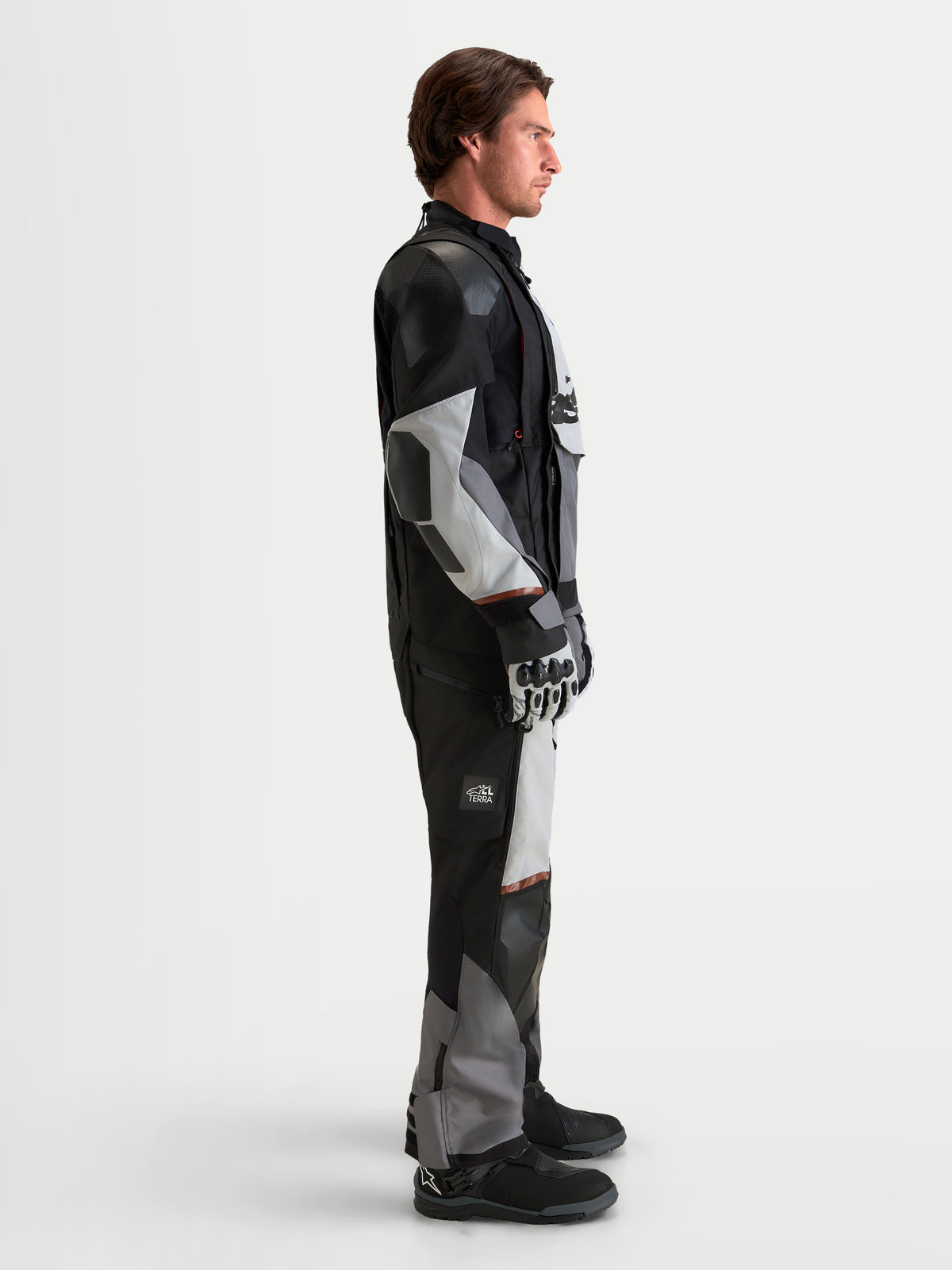 Alpinestars Harok V2 Drystar jacka, äventyrs-MC-jacka för herr i mörkgrått, isgrått och svart, sedd från sidan på modell