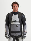 Alpinestars Harok V2 Drystar jacka, äventyrs-MC-jacka för herr i mörkgrå, isgrå och svart, med modulär ventilation, vattentät konstruktion och CE-certifiering, bärs av en modell