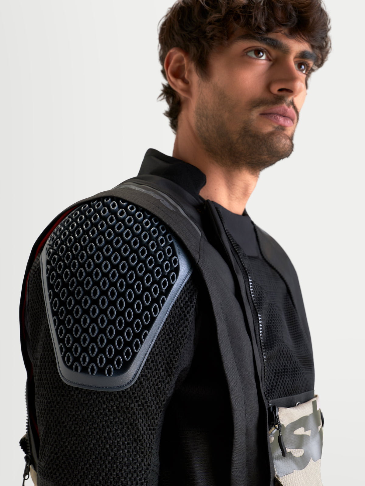 Alpinestars Harok V2 Drystar jacka, äventyrs-motorcykeljacka för herr, närområde som visar integrerat Nucleon Flex Pro CE Level 2-axelskydd och modulärt ventilationschassi i mesh, grå och svart