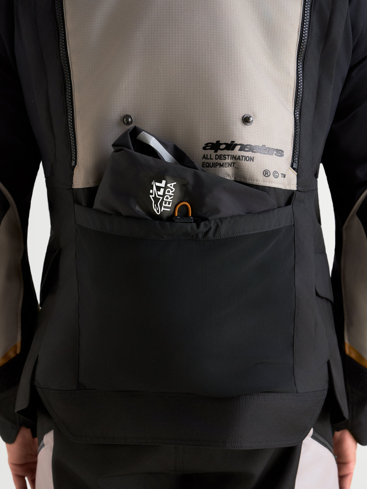 Alpinestars Harok V2 Drystar jacka, närbild på ryggficka och ventilationsdetaljer, äventyrs-motorcykeljacka i aluminium, valnöt och svart, med Alpinestars All Destination Equipment-branding