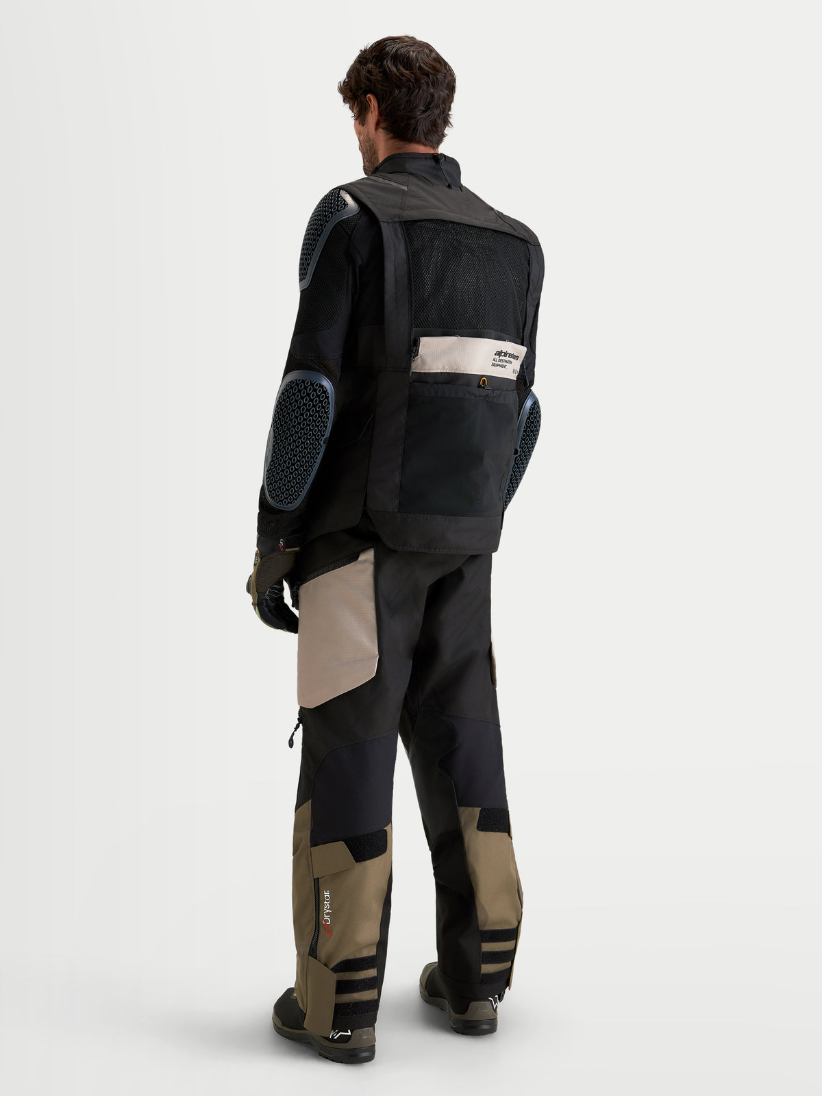 Alpinestars Harok V2 Drystar jacka, äventyrsmotorcykeljacka för herr, aluminium, valnöt och svart, vy bakifrån som visar CE-nivå 2-skydd på axlar och armbågar, ventilationspaneler i mesh och slittålig ripstop-konstruktion