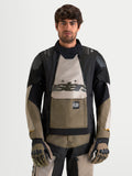 Alpinestars Harok V2 Drystar jacka, äventyrs-MC-jacka för herr, aluminium, valnötsbrun och svart, vattentät textilytterdel, bärs av modell