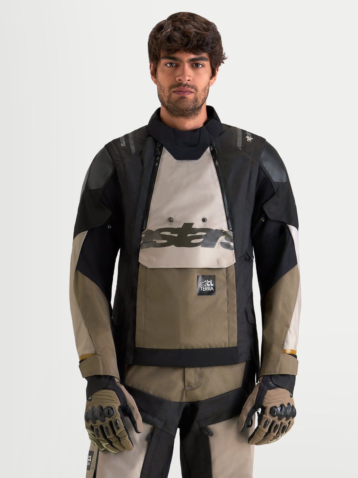 Alpinestars Harok V2 Drystar jacka, äventyrs-MC-jacka för herr, aluminium, valnötsbrun och svart, vattentät textilytterdel, bärs av modell