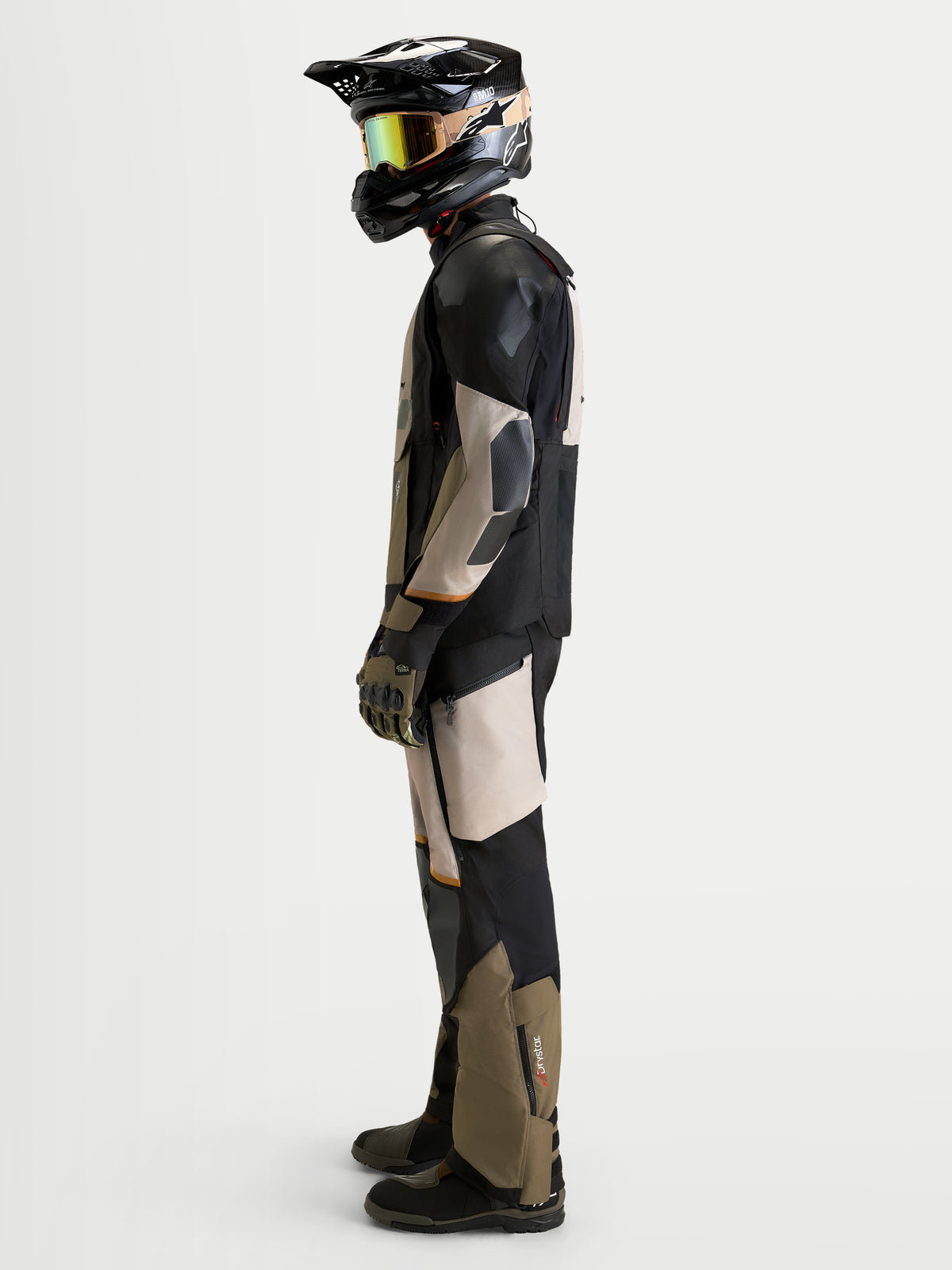 Alpinestars Harok V2 Drystar jacka, äventyrsmotorcykeljacka för herr i aluminium, brunt och svart, buren av en förare med matchande hjälm och off-road-utrustning, sidovy