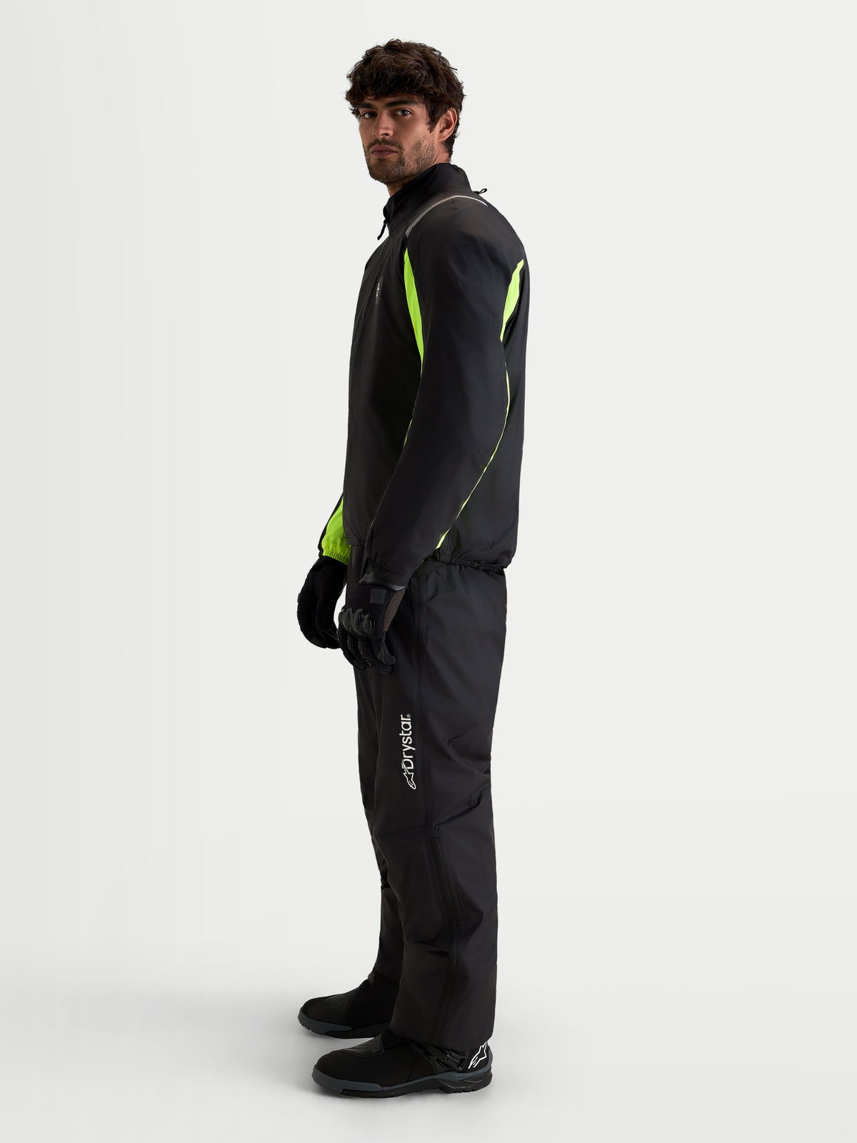 Alpinestars Harok V2 Drystar jacka, äventyrs-motorcykeljacka för herr i svart och aluminiumwalnut med vattentätt Drystar-skydd och neongula detaljer, buren av en modell