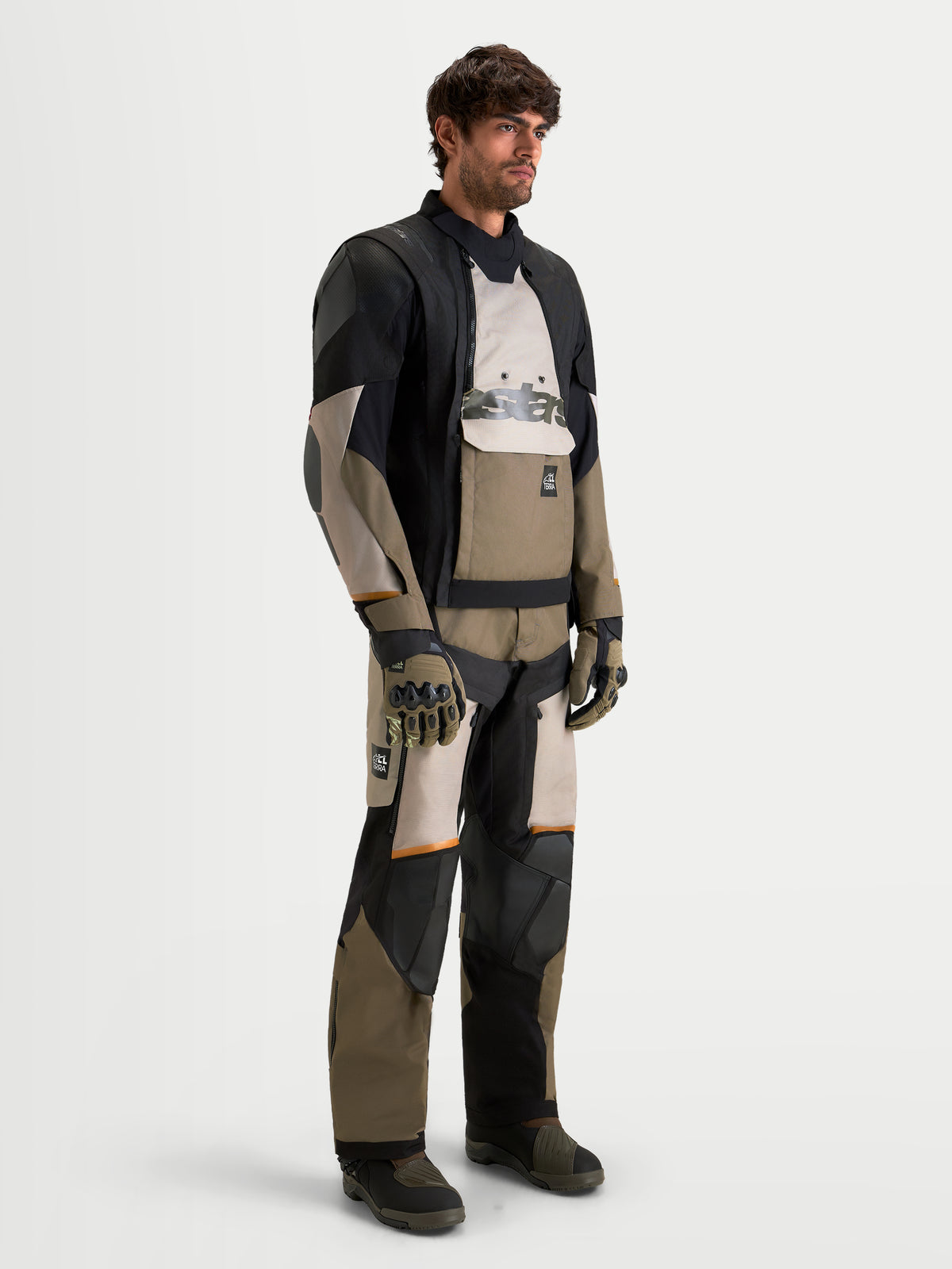 Alpinestars Harok V2 Drystar jacka, äventyrsmotorcykeljacka i textil för herr, aluminiumgrå, brun och svart, vattentät konstruktion, på modell