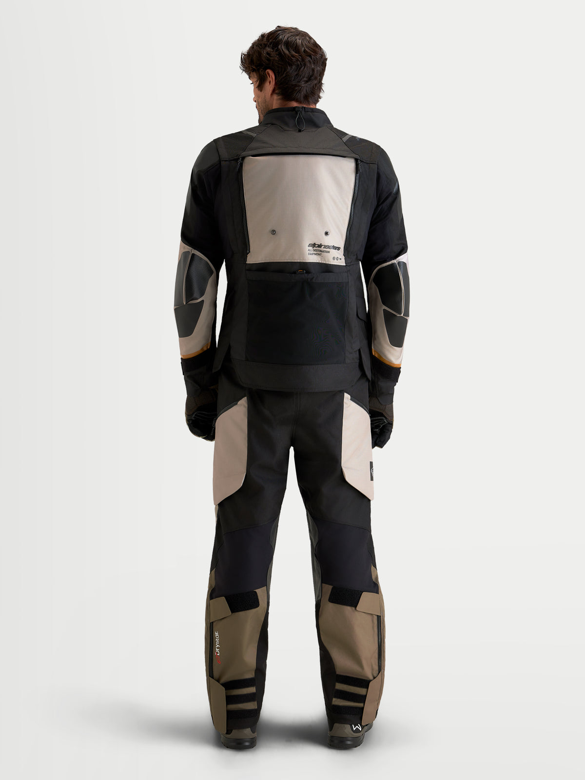 Alpinestars Harok V2 Drystar jacka, äventyrs-motorcykeljacka för herr, aluminiumfärgad, brun och svart, vy bakifrån som visar integrerad bakre ventilationspanel och förvaringsficka