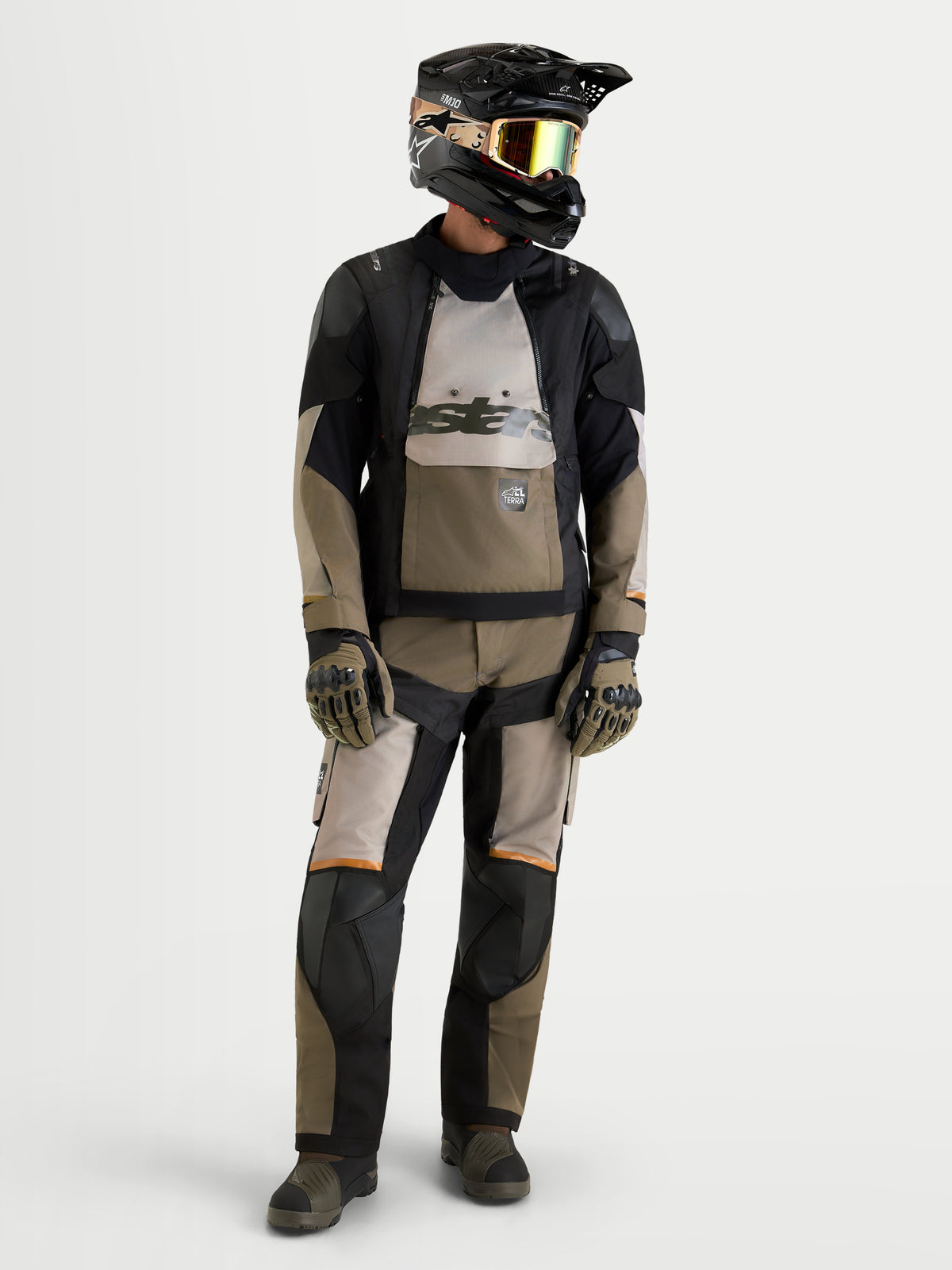 Alpinestars Harok V2 Drystar jacka, äventyrs-MC-jacka för herr, aluminiumgrå, brun och svart, bärs med matchande ridbyxor, hjälm, goggles och handskar för allterrängkörning