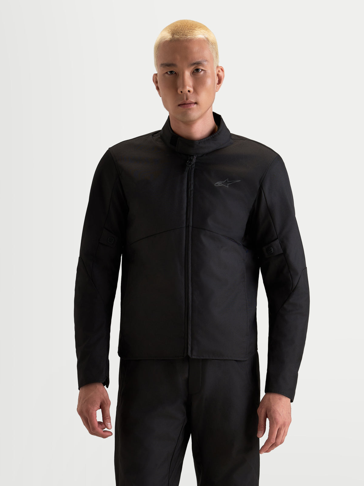 Alpinestars C-1 Waterproof Jacka, svart urban motorcykeljacka för herr, framifrån på modell som visar vattentät textilkonstruktion och hög krage