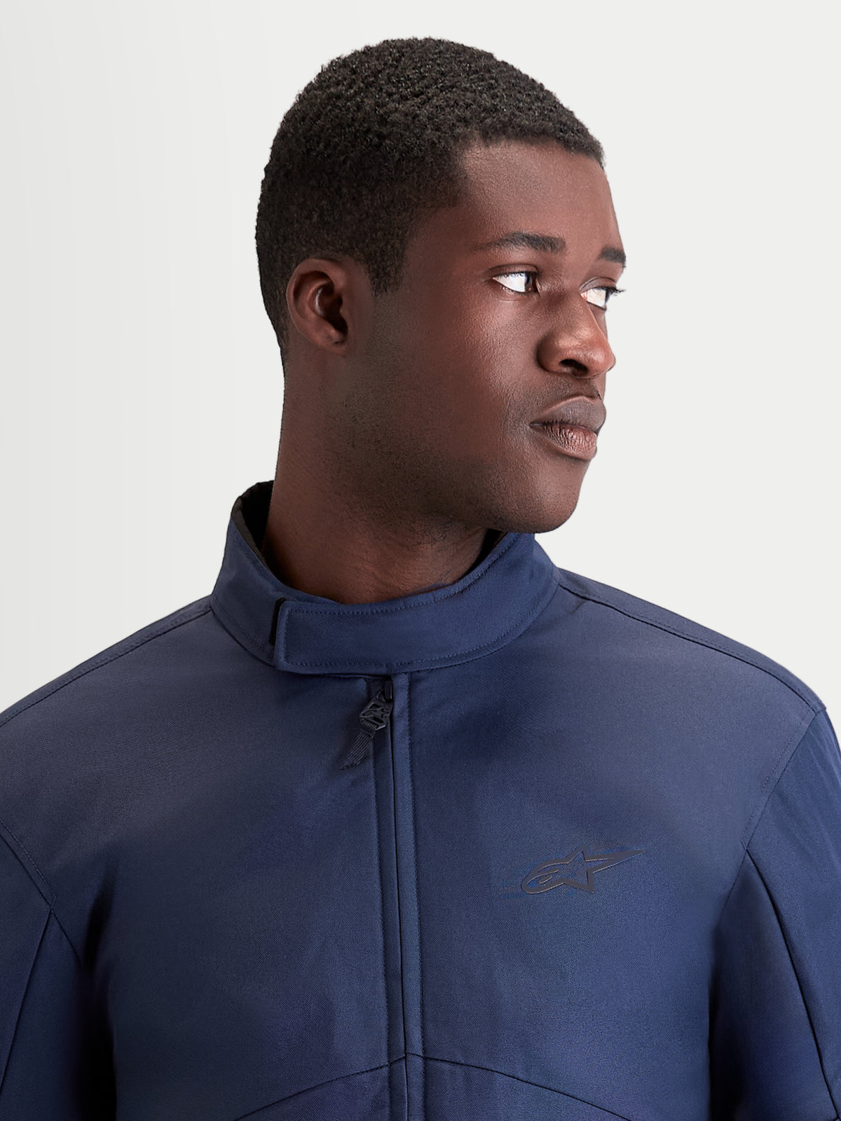 Alpinestars C-1 Waterproof jacka, mörkblå urban motorcykeljacka i textil med vattentät konstruktion och ergonomisk krage, visas i en närbild på en modell