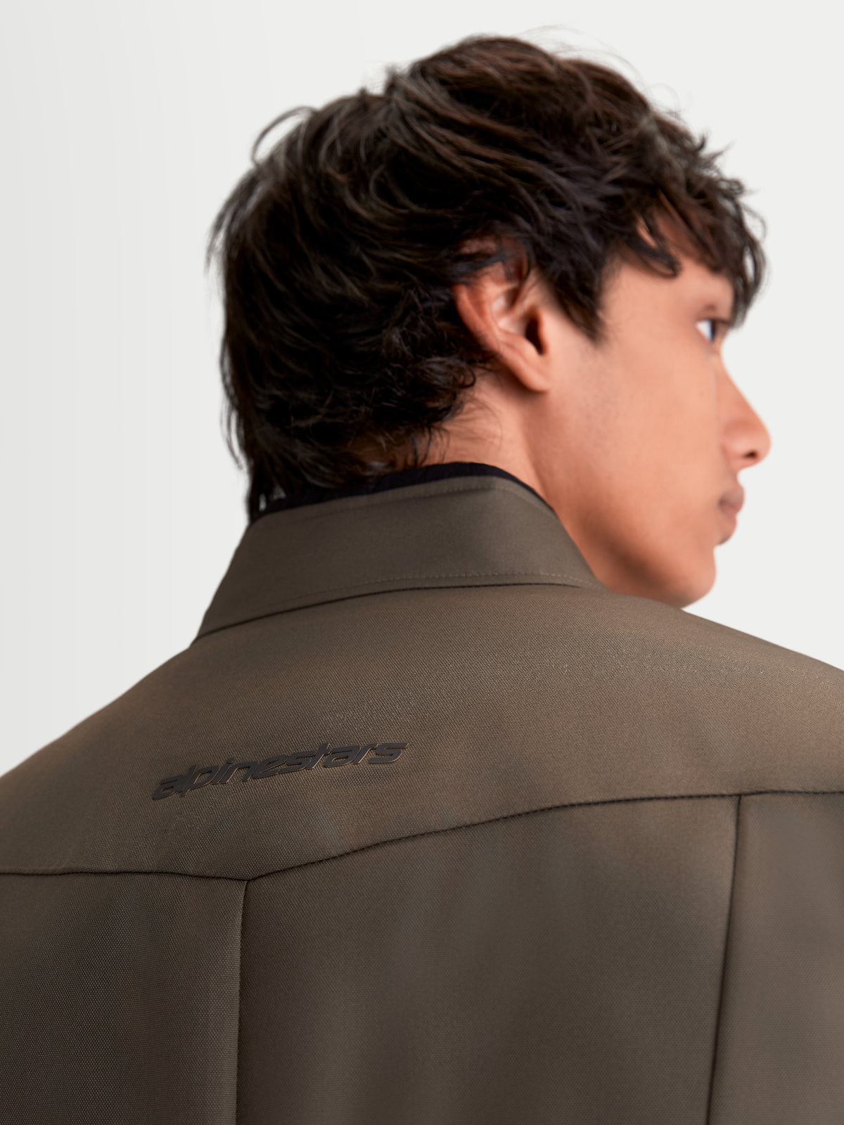 Alpinestars C 1 Waterproof Jacka, modern urban motorcykeljacka för herr i valnötsbrun och svart, bakre närbild som visar det strukturerade bakstycket och mjuk krage på modell