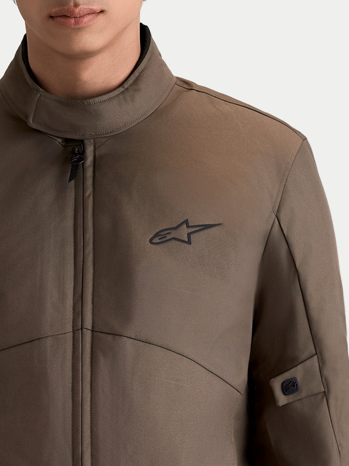 Alpinestars C-1 Waterproof Jacka, urban motorcykeljacka i textil i valnötsbrun och svart, närbild som visar kragen med mjuk finish och Astar-logotypen