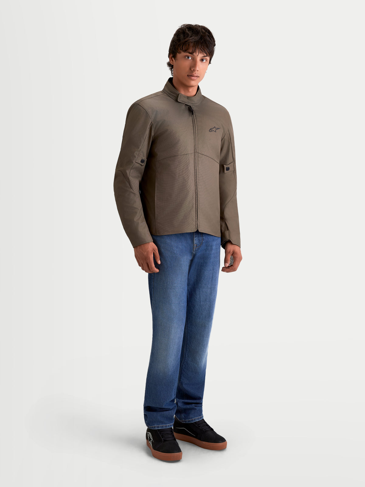 Alpinestars C-1 Waterproof Jacka, brun och svart MC-jacka för herr, framifrån på en modell som bär jeans