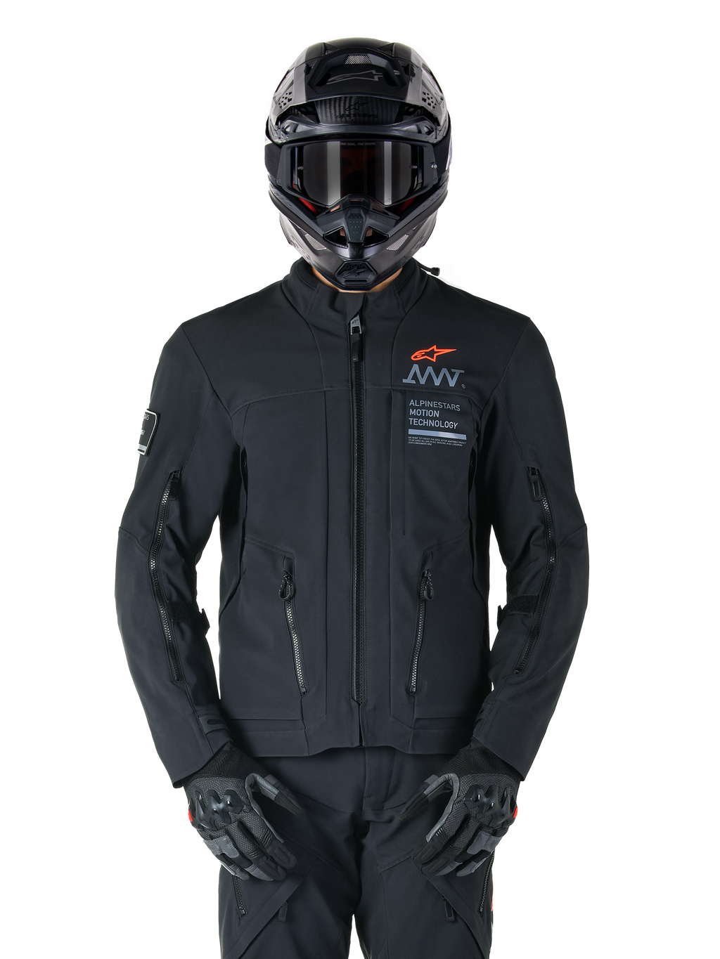Alpinestars AMT-8 Stretch Drystar® XF-jacka, svart motorcykeljacka med orange Alpinestars-logotyp och grå AMT-branding, hög krage med dragkedja fram och ventilationsöppningar, bärs med svart hjälm och handskar, skyddande utrustning för adventure touring