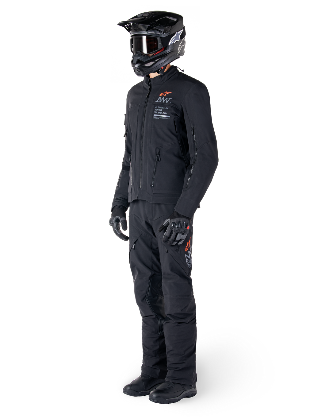 Alpinestars AMT-8 Stretch Drystar® XF-jacka, äventyrsmotorcykeljacka, svart, bärs med matchande byxor, hjälm och handskar, med Alpinestars Motion Technology-logotyp och orangea detaljer, hållbar stretchkonstruktion för äventyrskörning