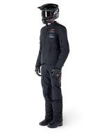 Alpinestars AMT-8 Stretch Drystar® XF-jacka, äventyrsmotorcykeljacka, svart, bärs med matchande byxor, hjälm och handskar, med Alpinestars Motion Technology-logotyp och orangea detaljer, hållbar stretchkonstruktion för äventyrskörning