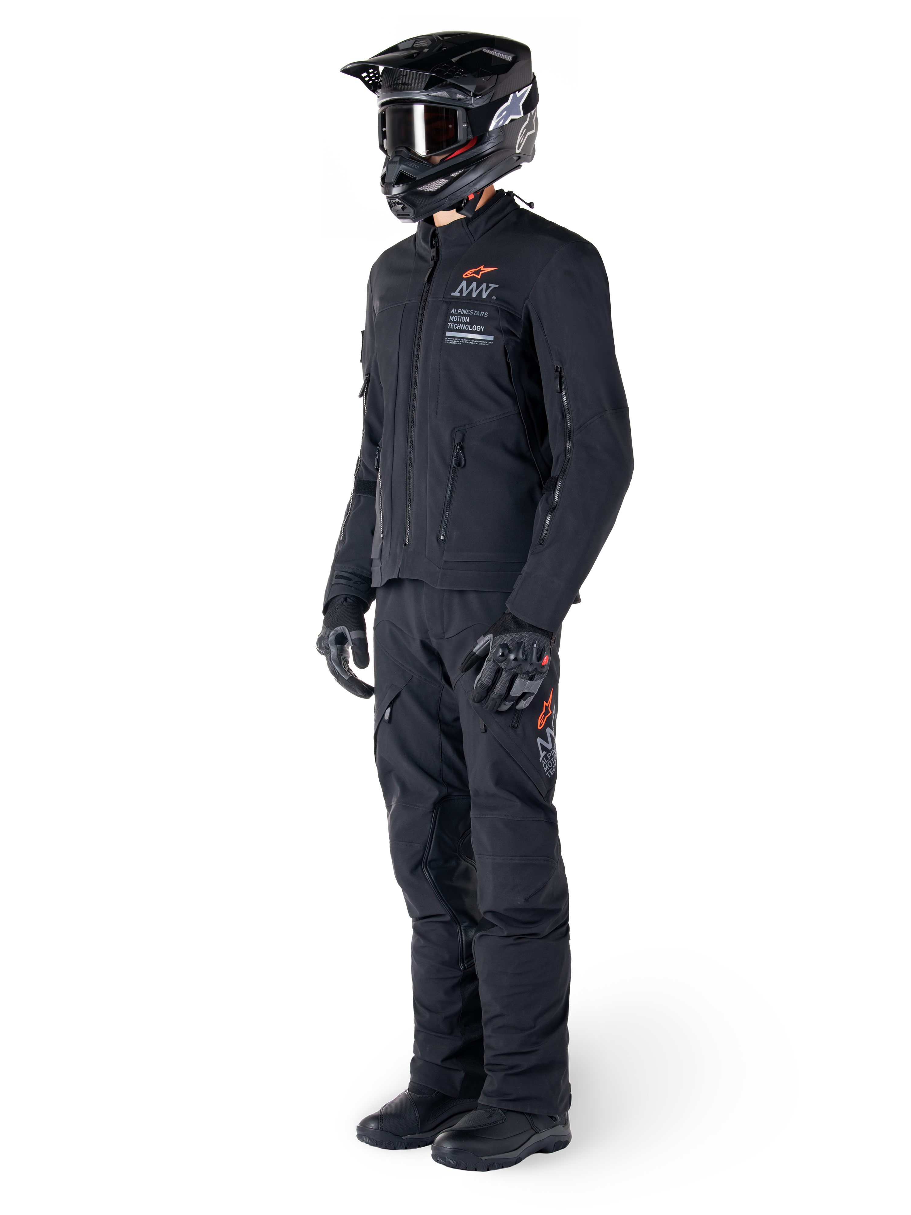 Alpinestars AMT-8 Stretch Drystar® XF-jacka, äventyrsmotorcykeljacka, svart, bärs med matchande byxor, hjälm och handskar, med Alpinestars Motion Technology-logotyp och orangea detaljer, hållbar stretchkonstruktion för äventyrskörning