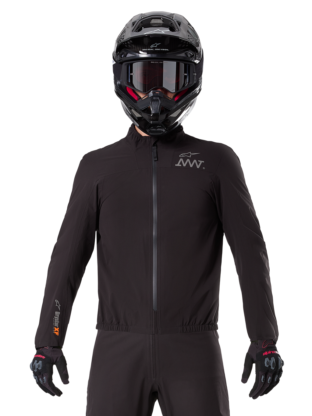 Alpinestars AMT-8 Stretch Drystar® XF-foder, svart vattentätt motorcykelfoder, med dragkedja fram och elastisk midja, AMT-logotyp på bröstet och Drystar XF-logotyp på ärmen, bärs med en svart hjälm och handskar.