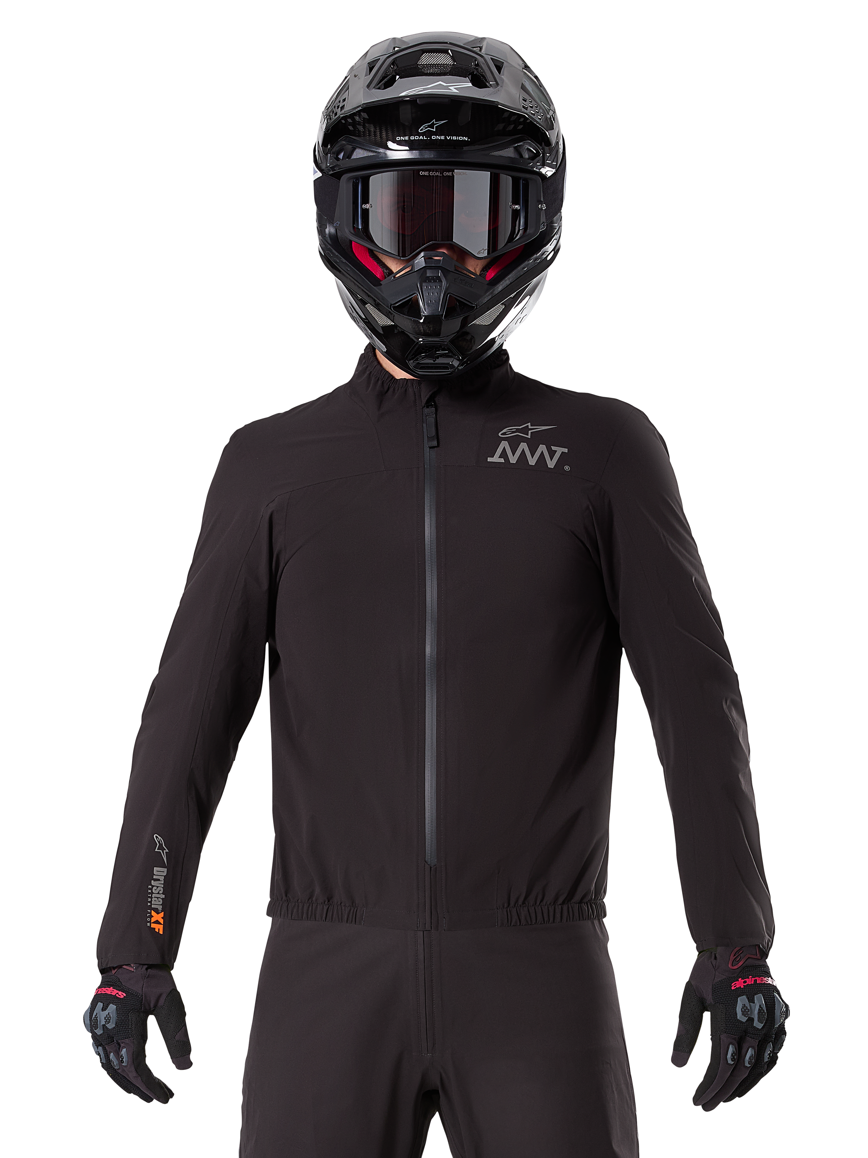 Alpinestars AMT-8 Stretch Drystar® XF-foder, svart vattentätt motorcykelfoder, med dragkedja fram och elastisk midja, AMT-logotyp på bröstet och Drystar XF-logotyp på ärmen, bärs med en svart hjälm och handskar.