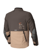 Alpinestars AMT-8 Stretch Drystar® XF jacka, äventyrstouring-motorcykeljacka, mörkbrun och mörk khaki, bakvy med ventilationsöppning och Alpinestars Motion Technology-logotyp