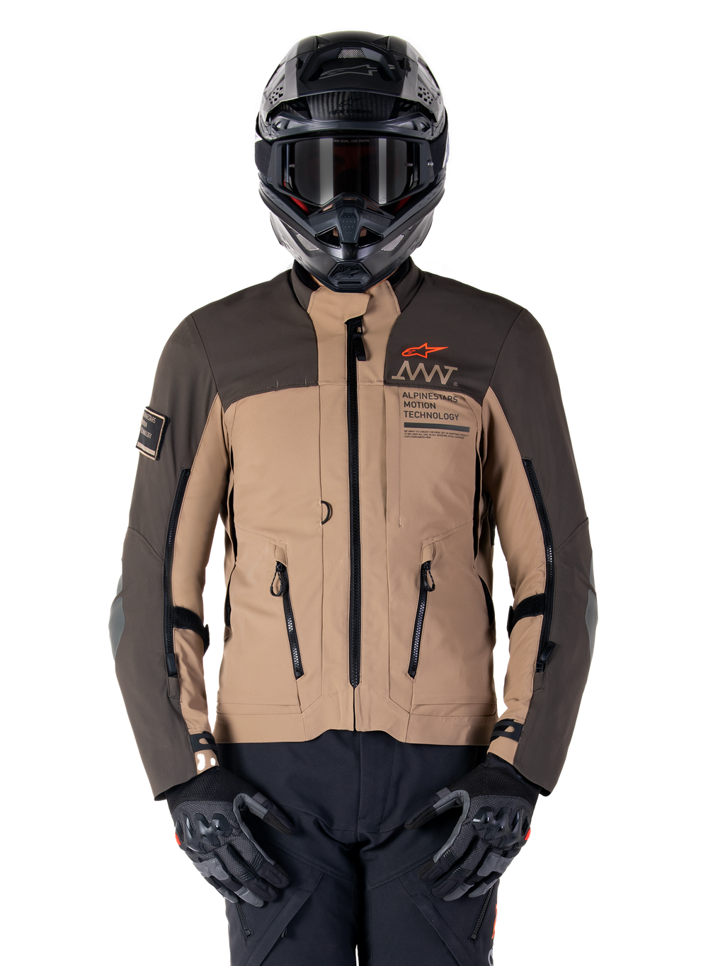 Alpinestars AMT-8 Stretch Drystar XF-jacka, motorcykeljacka för adventure touring, mörkkaki och mörkbrun, med orange Astars-logotyp och svarta dragkedjor, bärs med svart adventure-hjälm och handskar, komplett körutrustning