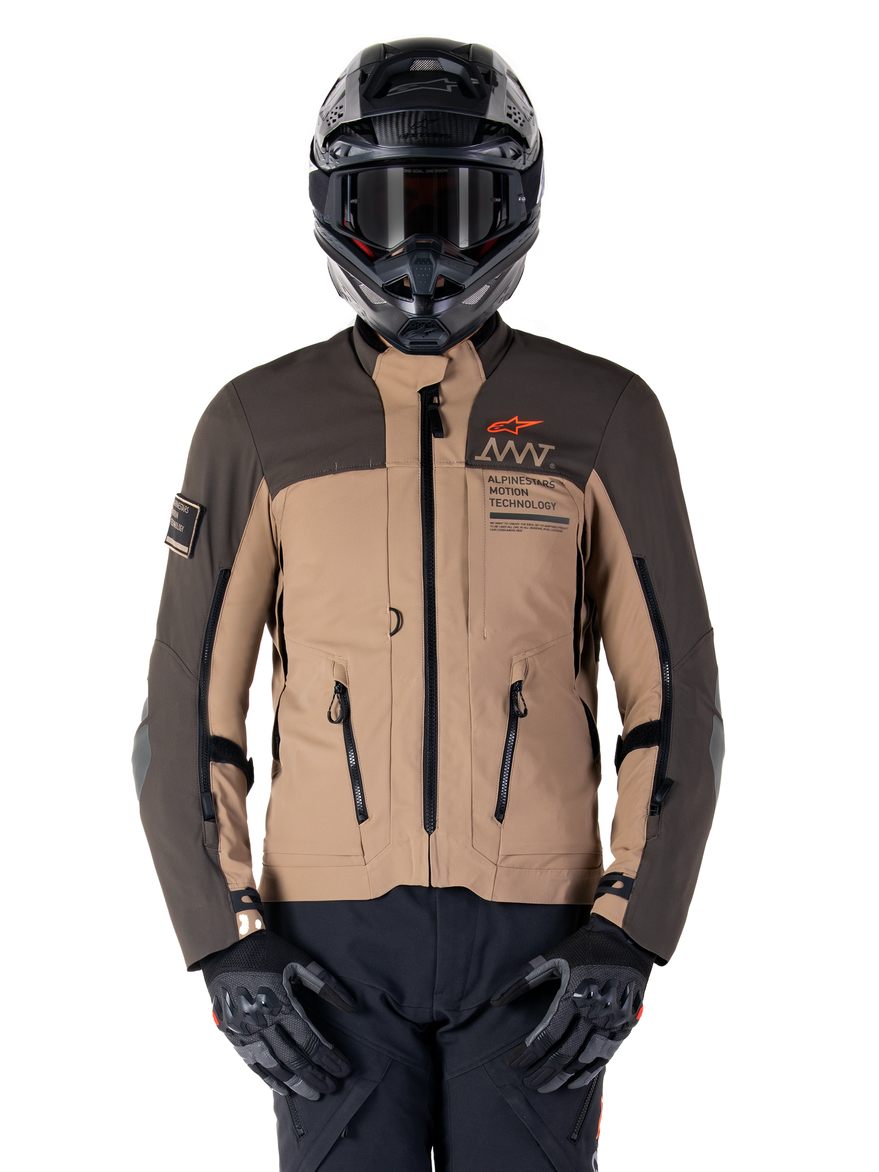 Alpinestars AMT-8 Stretch Drystar XF-jacka, motorcykeljacka för adventure touring, mörkkaki och mörkbrun, med orange Astars-logotyp och svarta dragkedjor, bärs med svart adventure-hjälm och handskar, komplett körutrustning