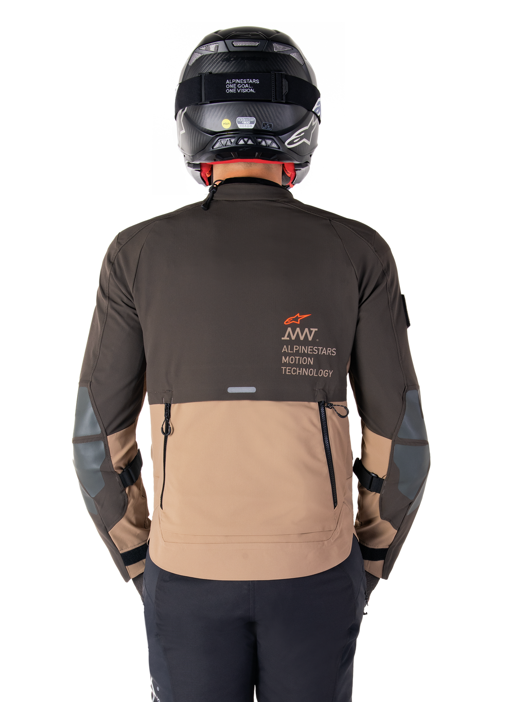 Alpinestars AMT-8 Stretch Drystar® XF-jacka, baksida, tvåtonad design i mörkbrunt och mörk khaki, med Alpinestars Motion Technology-märkning, bakre cargo-ficka med dragkedja och skyddande armbågspaneler, motorcykelkläder för adventure touring