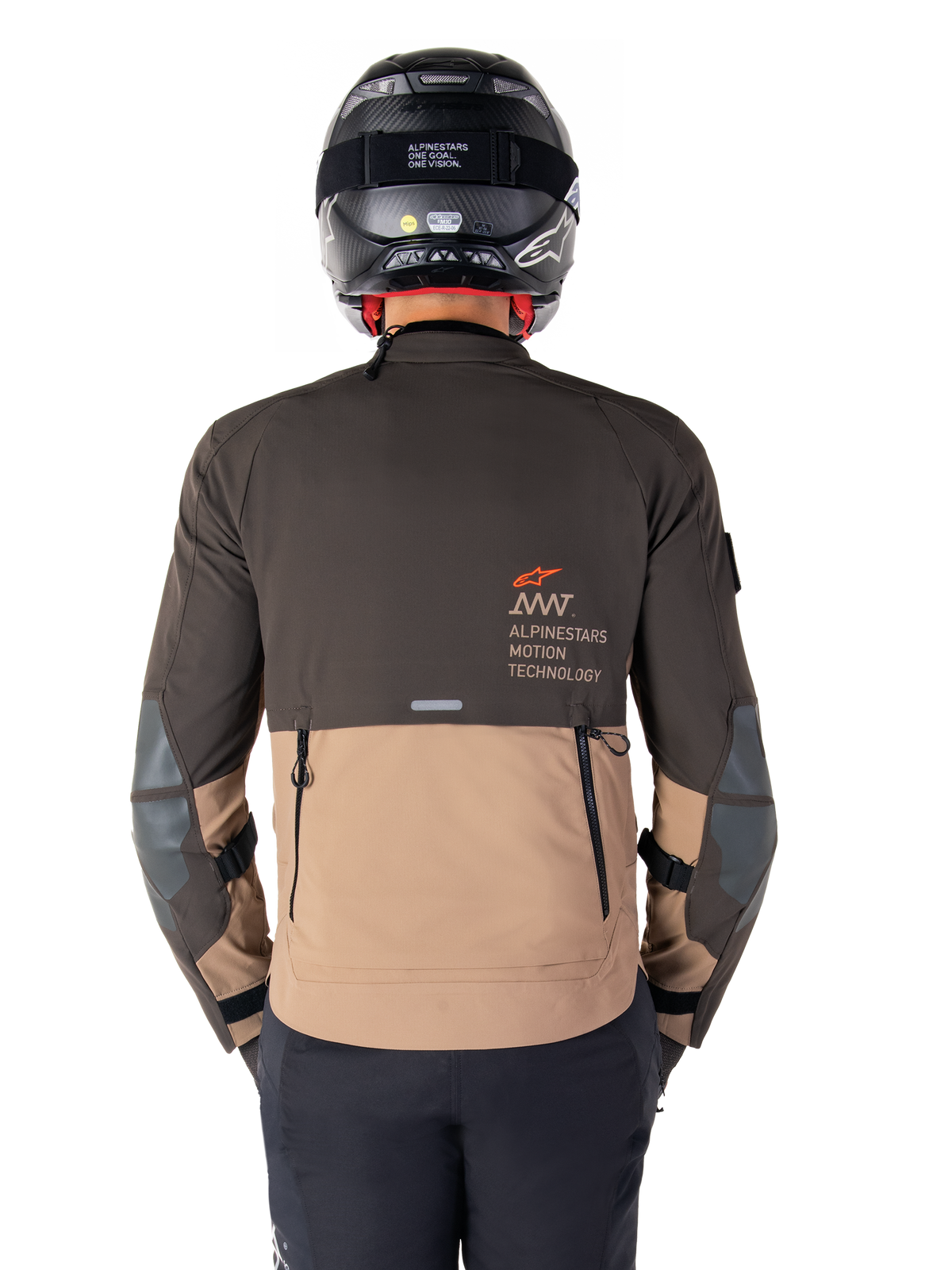 Alpinestars AMT-8 Stretch Drystar® XF-jacka, baksida, tvåtonad design i mörkbrunt och mörk khaki, med Alpinestars Motion Technology-märkning, bakre cargo-ficka med dragkedja och skyddande armbågspaneler, motorcykelkläder för adventure touring