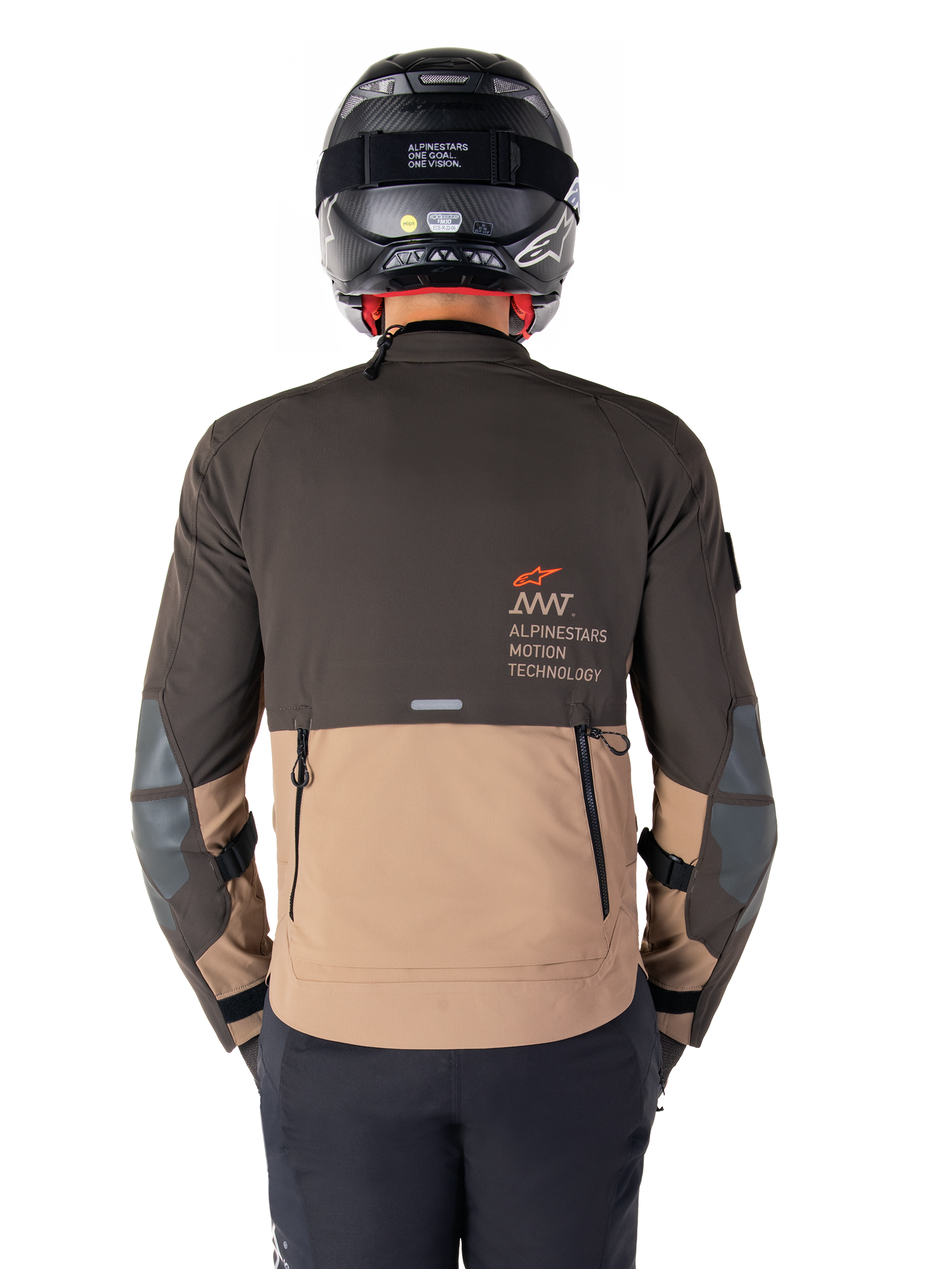 Alpinestars AMT-8 Stretch Drystar® XF-jacka, baksida, tvåtonad design i mörkbrunt och mörk khaki, med Alpinestars Motion Technology-märkning, bakre cargo-ficka med dragkedja och skyddande armbågspaneler, motorcykelkläder för adventure touring