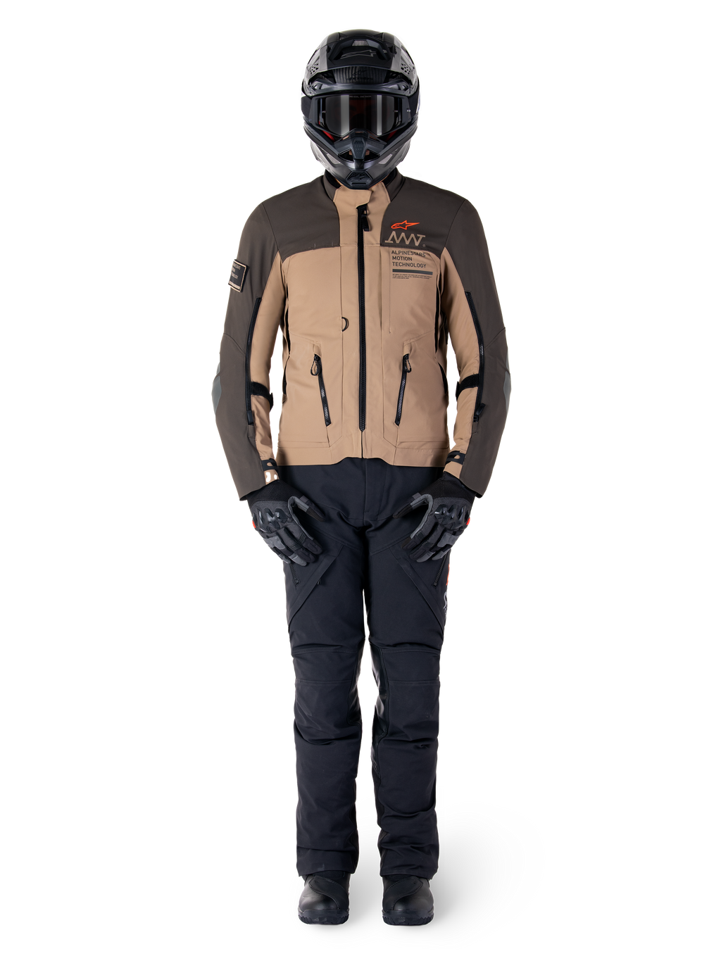 Alpinestars AMT-8 Stretch Drystar® XF-jacka, äventyrsmotorcykeljacka, mörkbrun och mörk khaki, bärs med svart hjälm, goggles, svarta handskar, svarta byxor och svarta stövlar, med ventilationsöppningar på bröstet och AMT-branding, matchande utrustning för äventyrstouring
