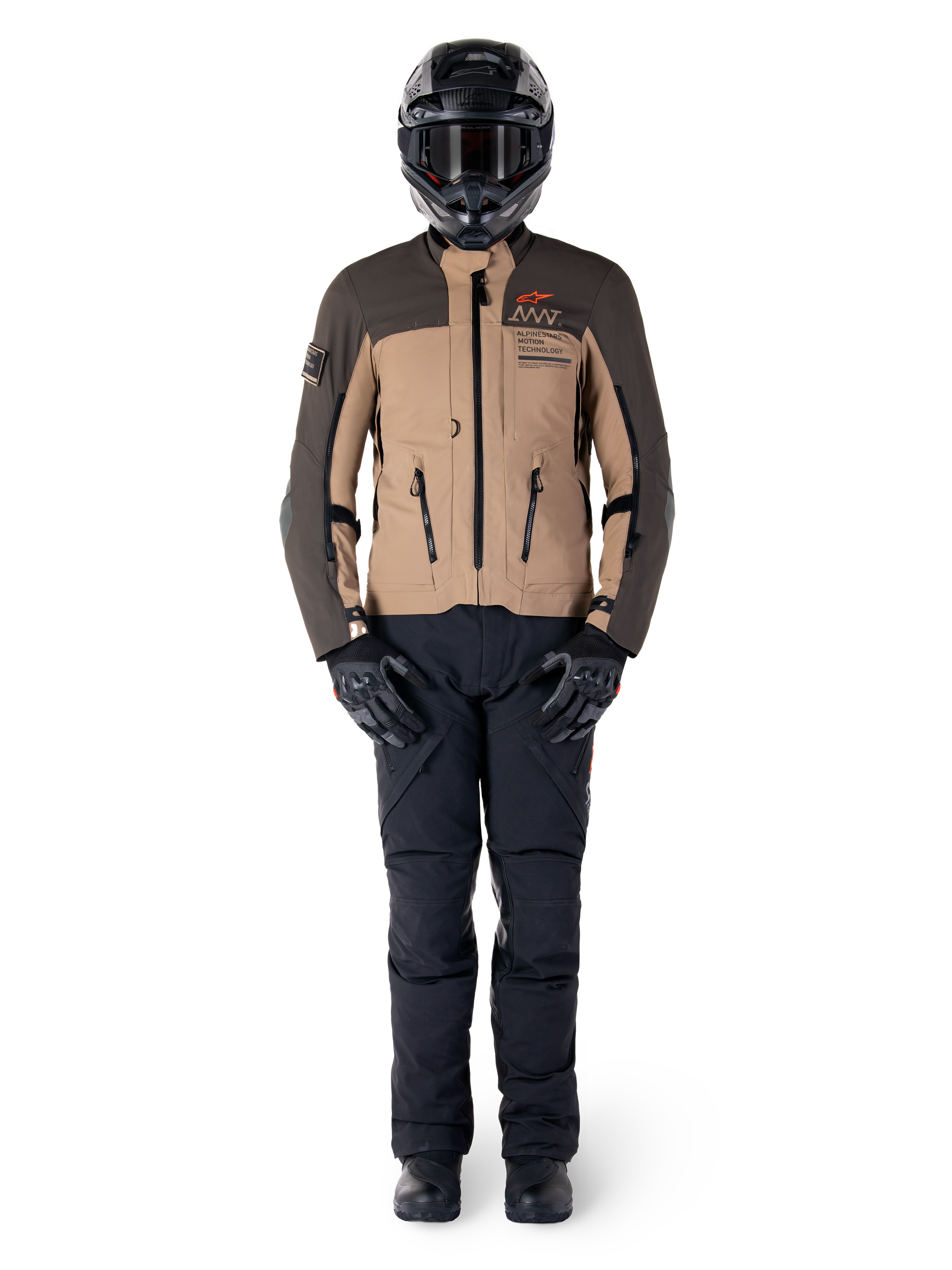 Alpinestars AMT-8 Stretch Drystar® XF-jacka, äventyrsmotorcykeljacka, mörkbrun och mörk khaki, bärs med svart hjälm, goggles, svarta handskar, svarta byxor och svarta stövlar, med ventilationsöppningar på bröstet och AMT-branding, matchande utrustning för äventyrstouring